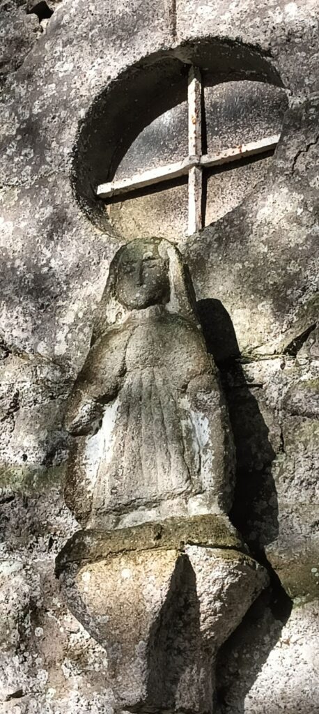 Ange dans les hortensias